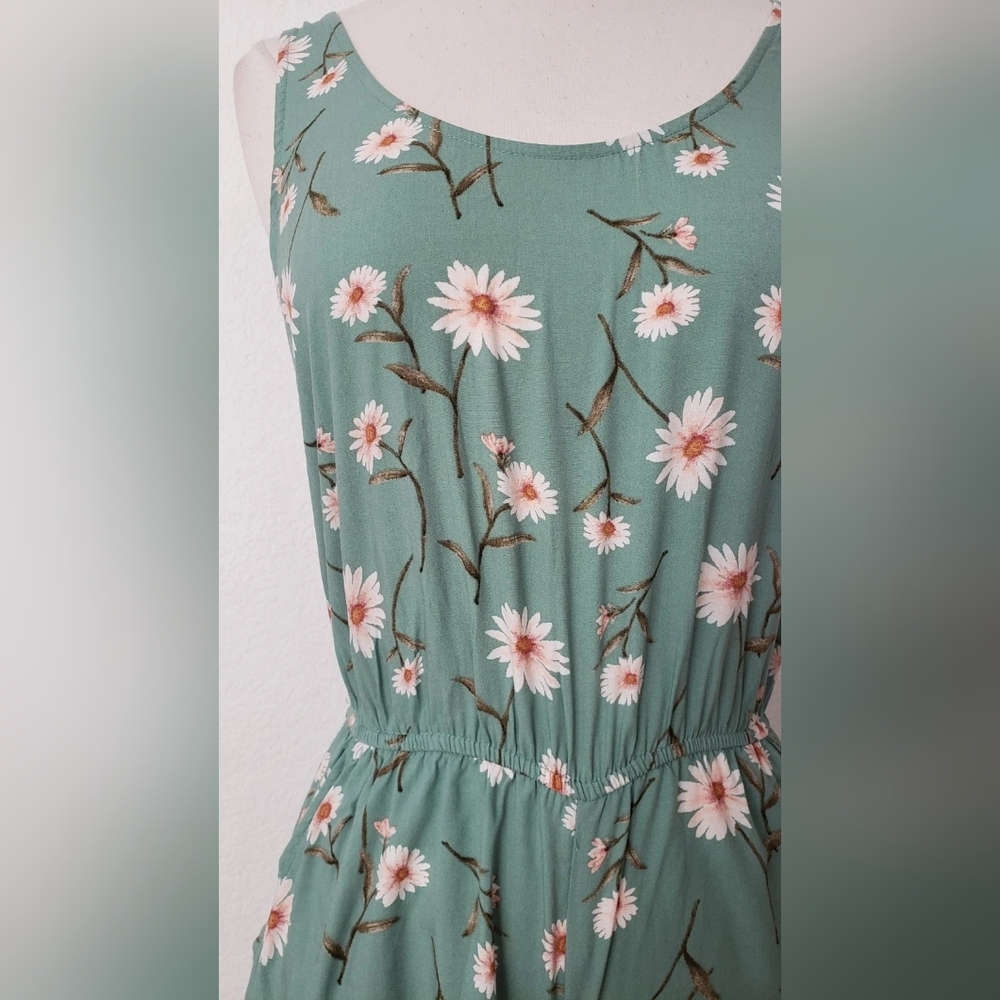 Green Floral Sleeveless Romper with Daisies - Picture 4 of 4